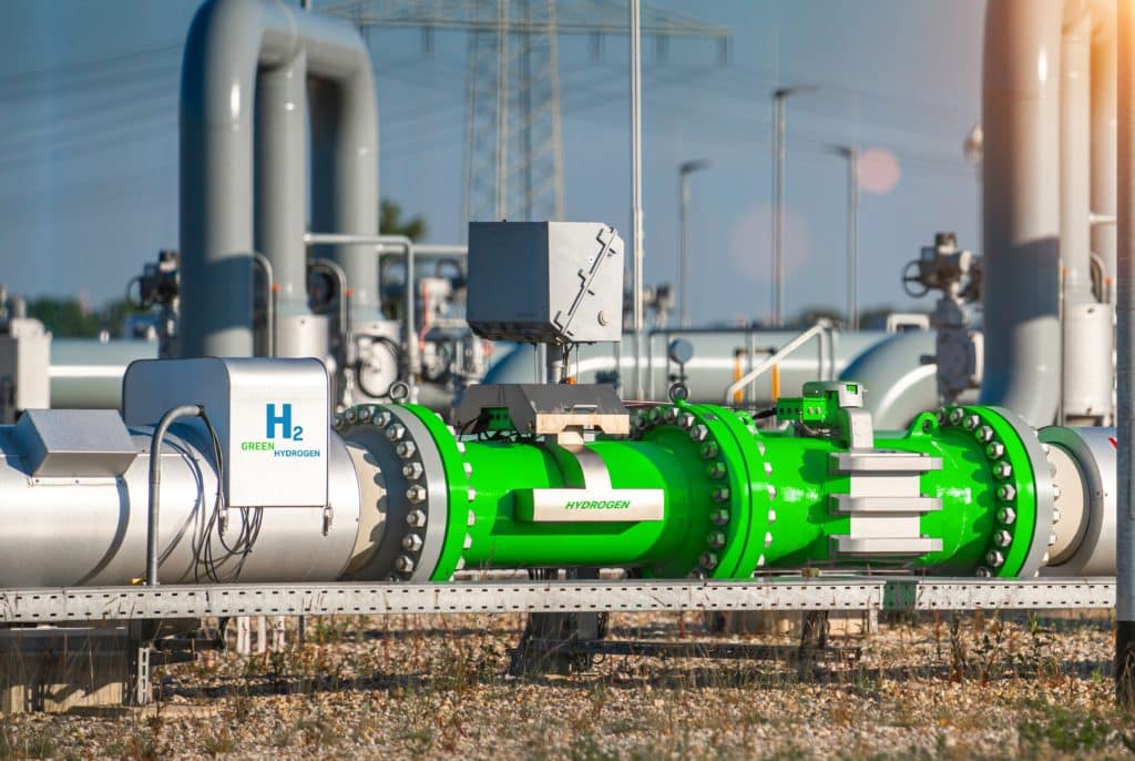 Image of large grey hydrogen pipelines capable of transporting hydrogen under high pressure. 