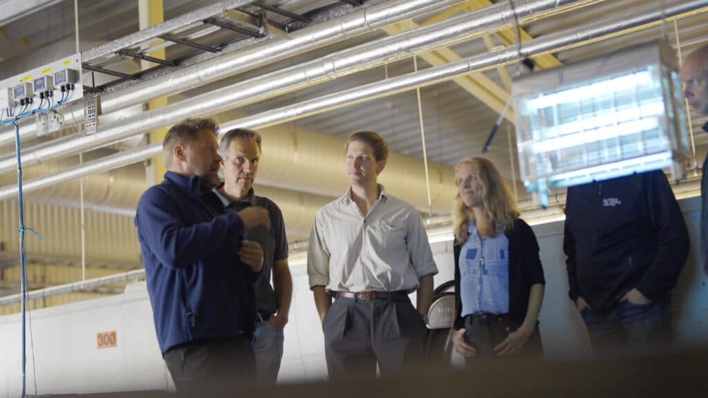 Henri Heimonen, operations manager at Vattenfall's fish farm in Heden, shows the premises to Christian Sjöland, project manager for future fish feed, and Hanna Carlberg, researcher at SLU.