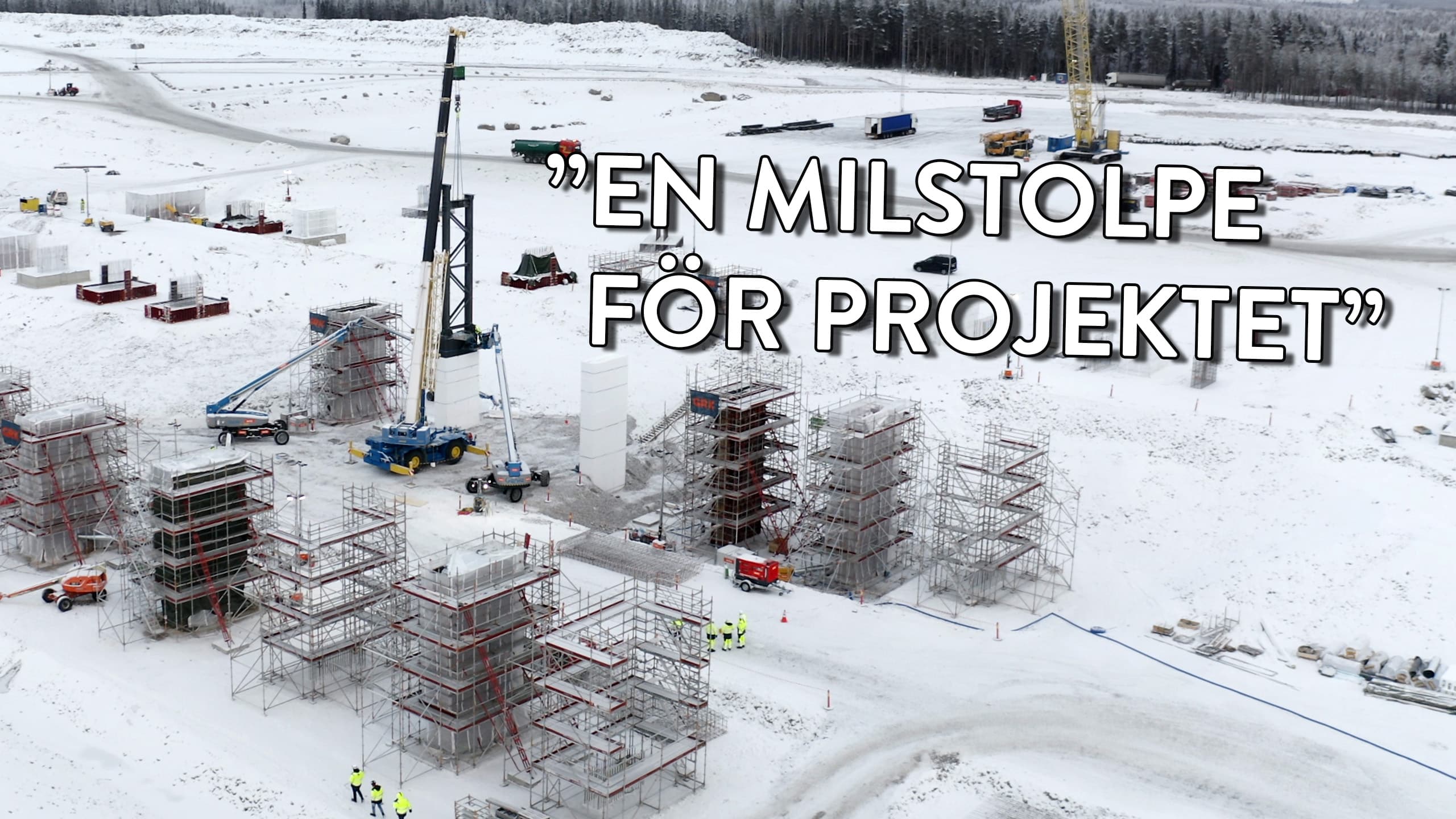 Översiktsbild sett från luften. På bilden syns byggnadsställningar som täcker gjutna betongfundament.