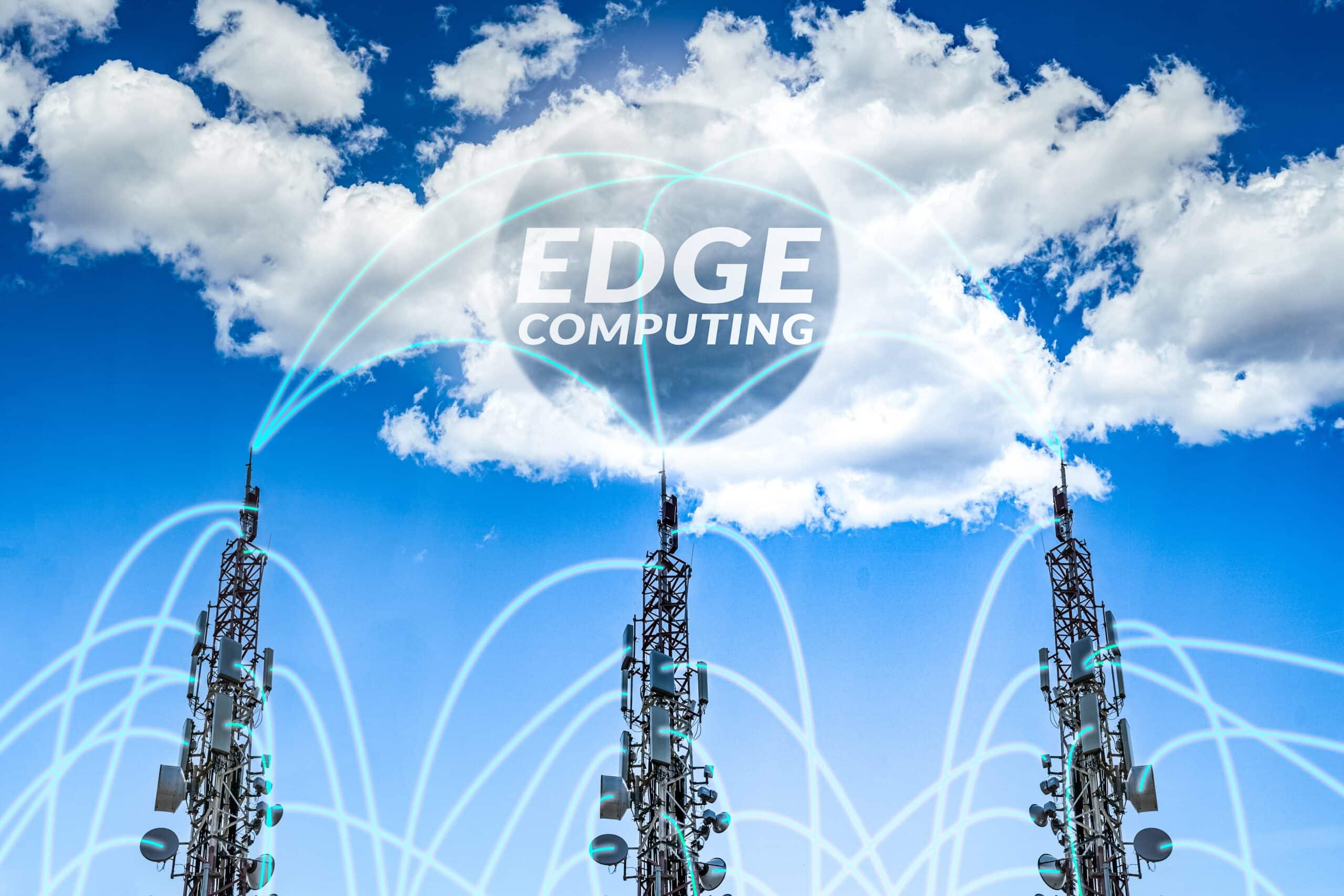 En illustration som visar konceptet med Edge Computing, där datanätverksmaster under en klar blå himmel med flytande vita moln skapar en visuell länk till ordet 'EDGE COMPUTING' som projiceras i molnen, symboliserande närhet till datakällor och minskad latens