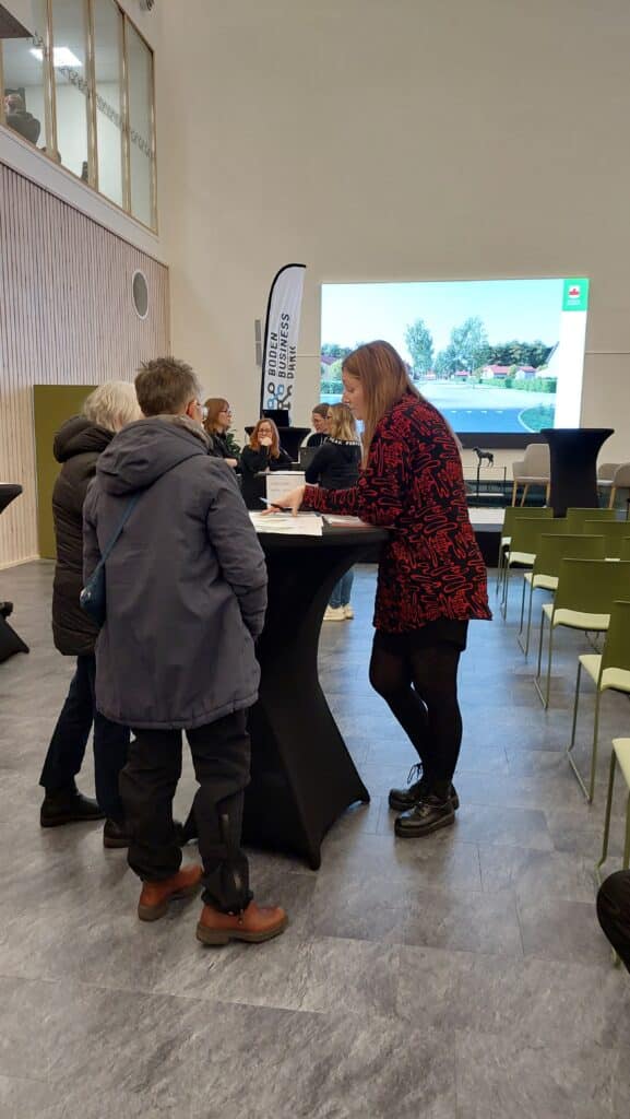 Samrådsträff Petön, samtal mellan besökare och kommunmedarbetare vid öppet hus på Boden Business Park.