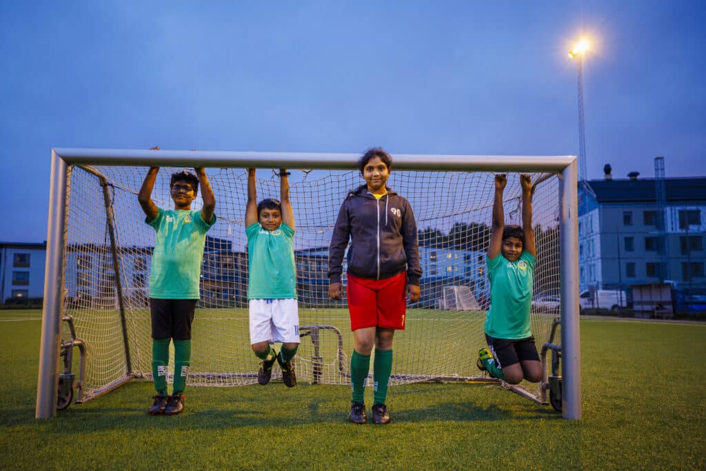 Ett gott nytt liv i Boden. Indiska barn spelar fotboll i Bodens färger.