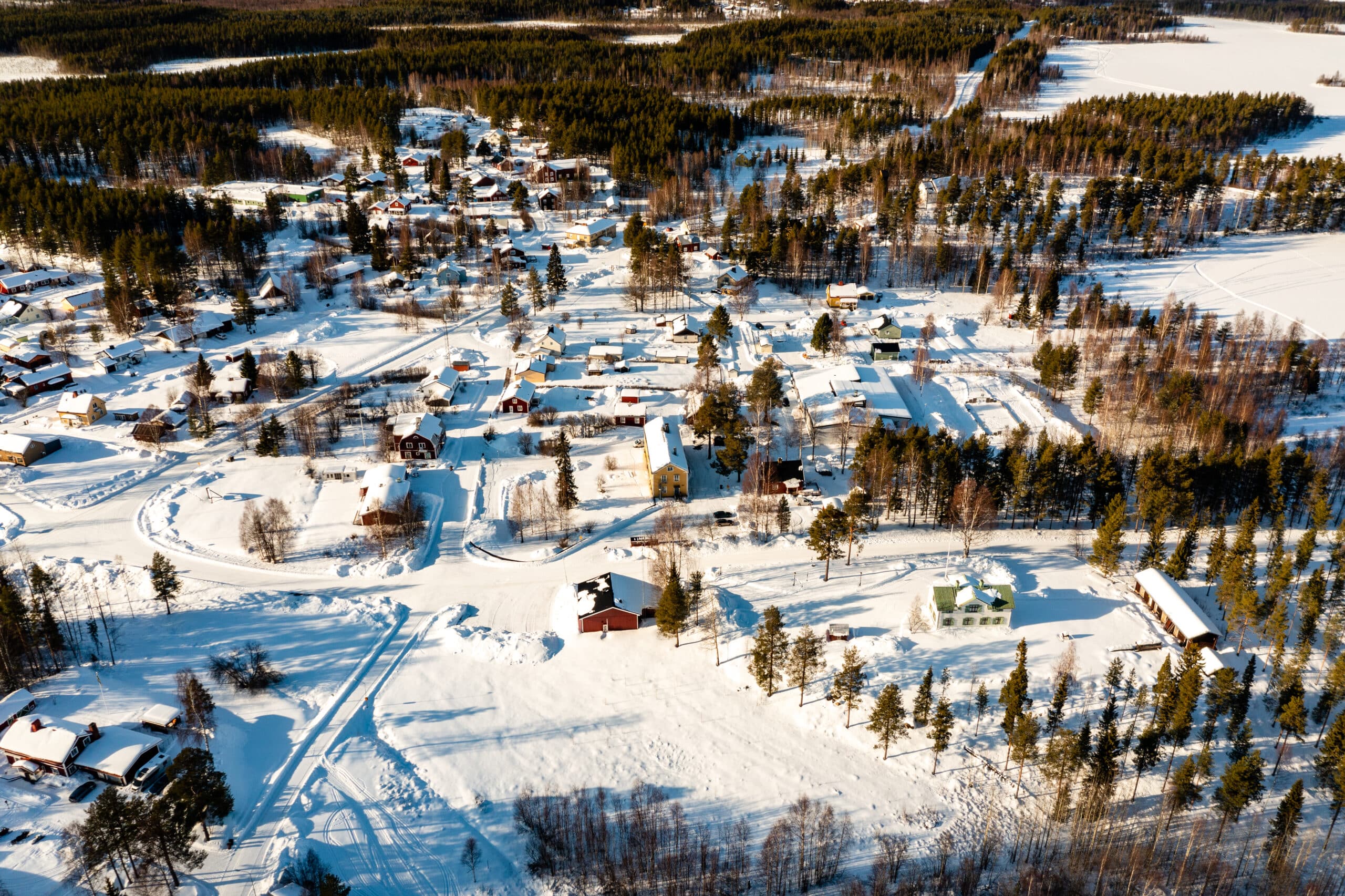 Flygbild äver Gunnarsbyn, hus i vintermiljö