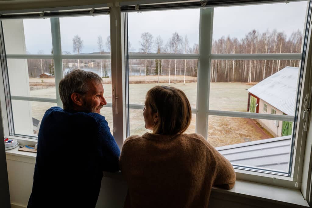 Iain och Julia vid fönstret inifrån