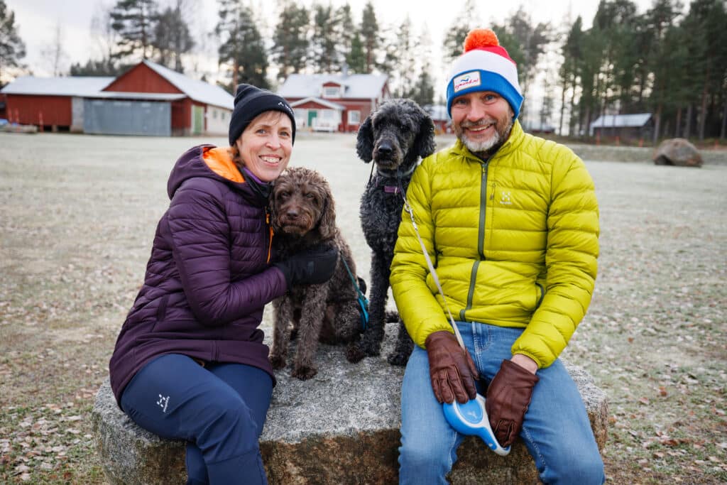 Paret Bramble framför huset tillsammans med hundarna