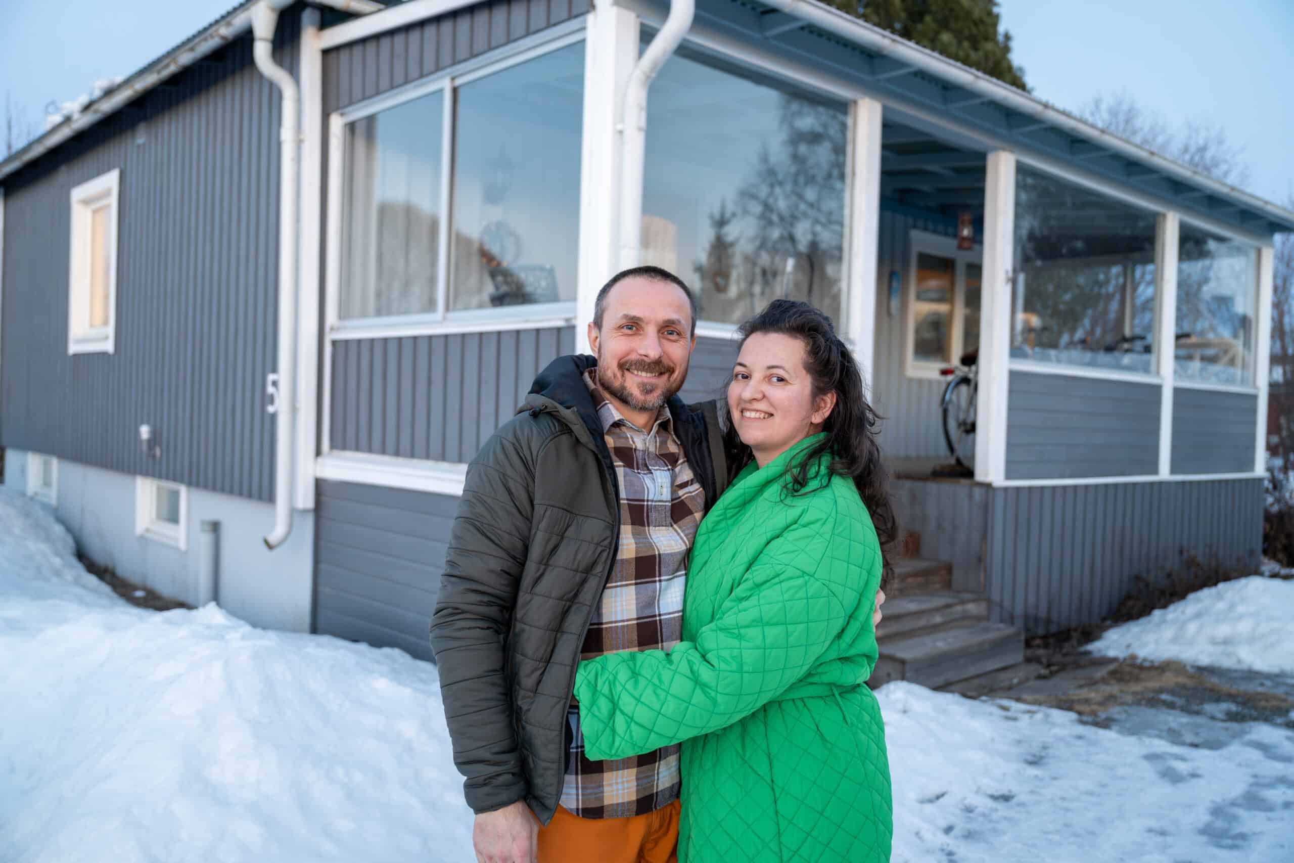 Rudolf och Olivia framför sitt hus i Boden