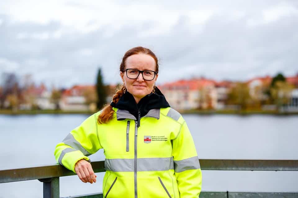Ellinor Isaksson Larsson, Head of Land and Development in Boden Municipality.
Wearing a yellow jacket, urban environment and water in the background