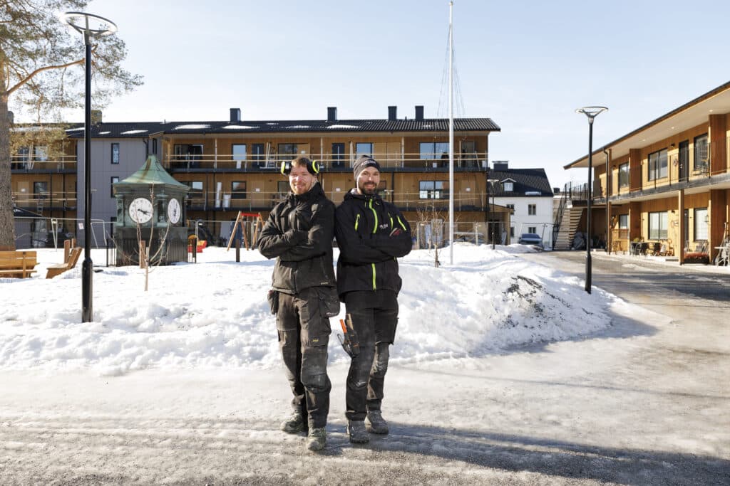 The brothers Klas and Per at MBT Nord in front of their latest rental house, winter environment and sun